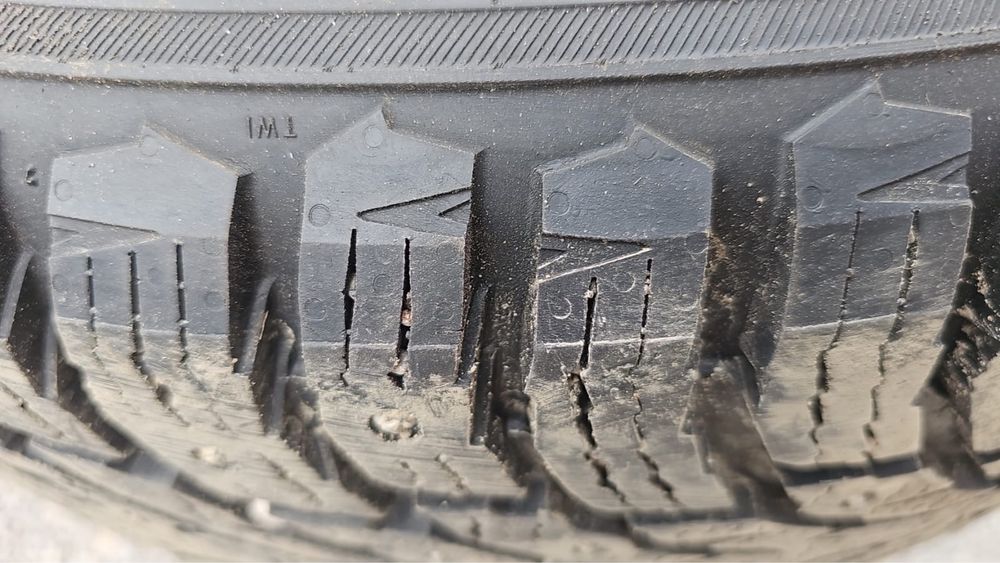 Шины б/у зимние с шипами 245/55/19