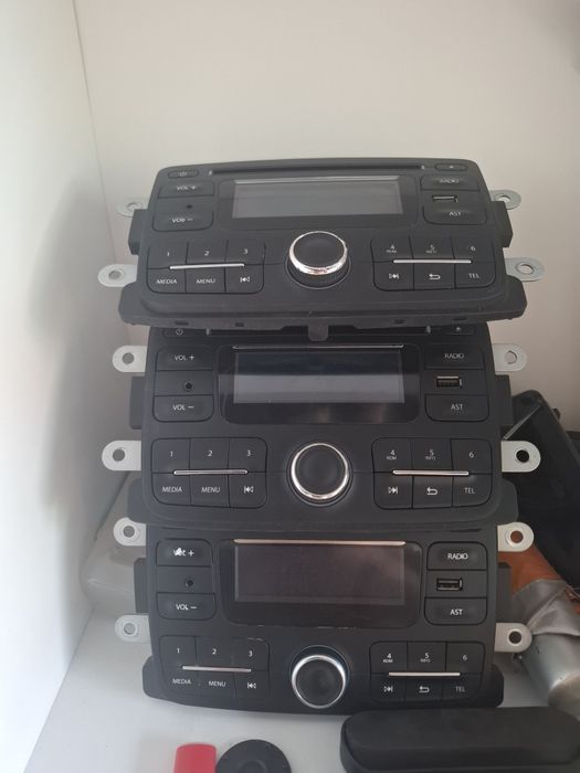 Casetofon Radio CD original Dacia cu bluetooth  și grila inclusa