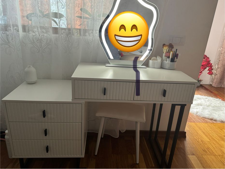 Vând măsuța de toaletă