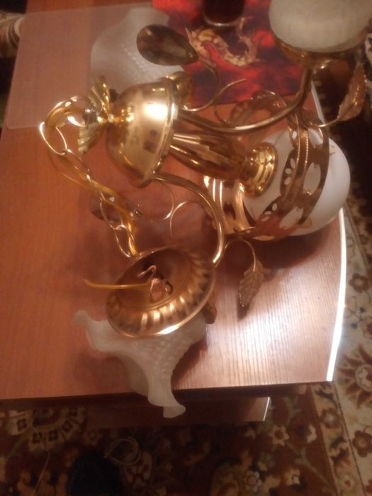 продам люстру 4 х ламповые