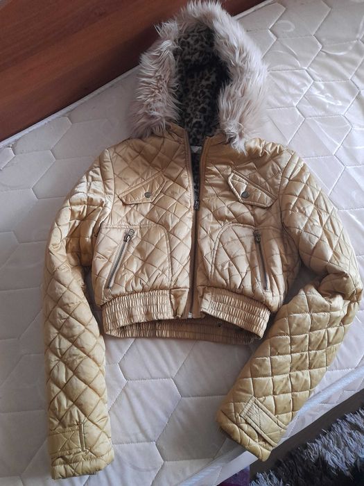 Късо яке в златист цвят