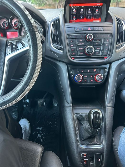 vând Opel Zafira