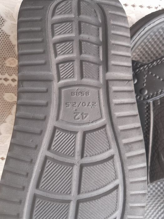 Vând 1perechi de papuci pentru bărbați25 lei perechea