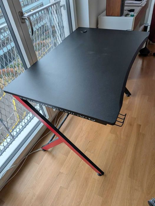 Игровой компьютерный стол TRUST