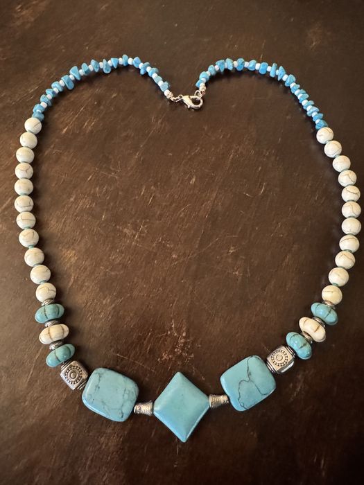 Colier din turcoaz si howlite