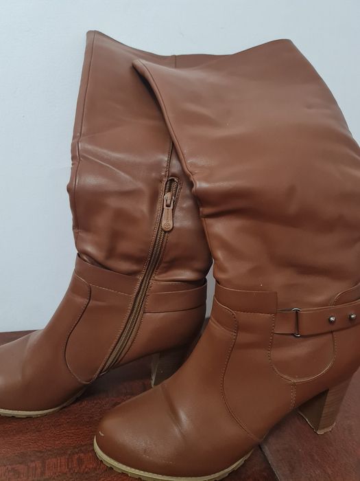 Продаю сапоги  бу  по 2000 т каждая