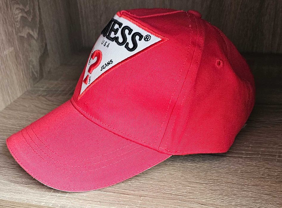 Шапка с козирка Guess