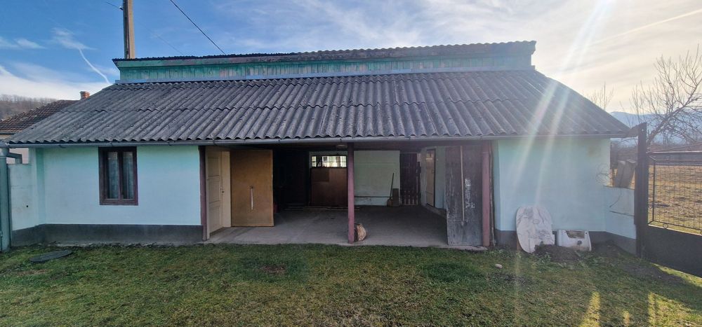 Vand casă + 2 anexe si curte. + terenuri aferente