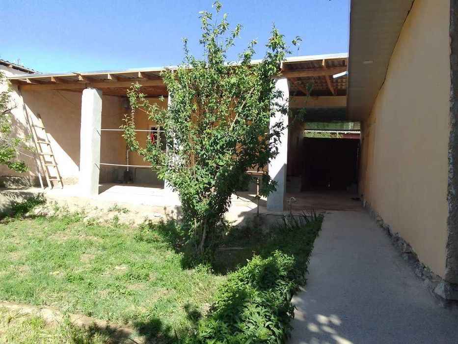 Karmana tuman cho'tqara massivida uy sotiladi