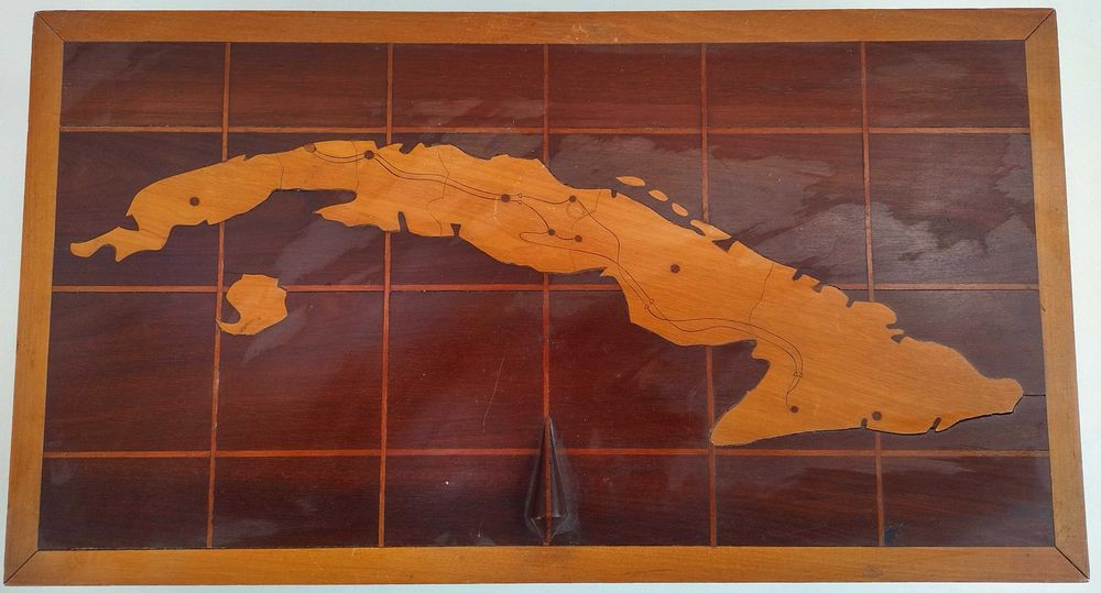 Специална дървена кутия с история, за съхранение на бижута или бижутерия.