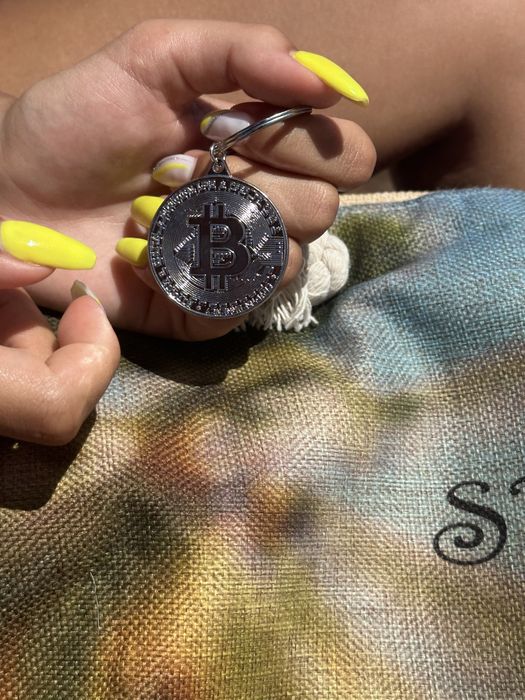 Биткойн ключодъжател в различни разцветки