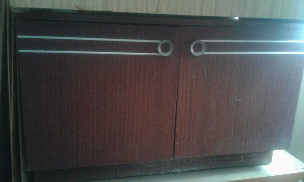 Трельяж (трюмо) с большим трехстворчатым зеркалом и двухдверной тумбой