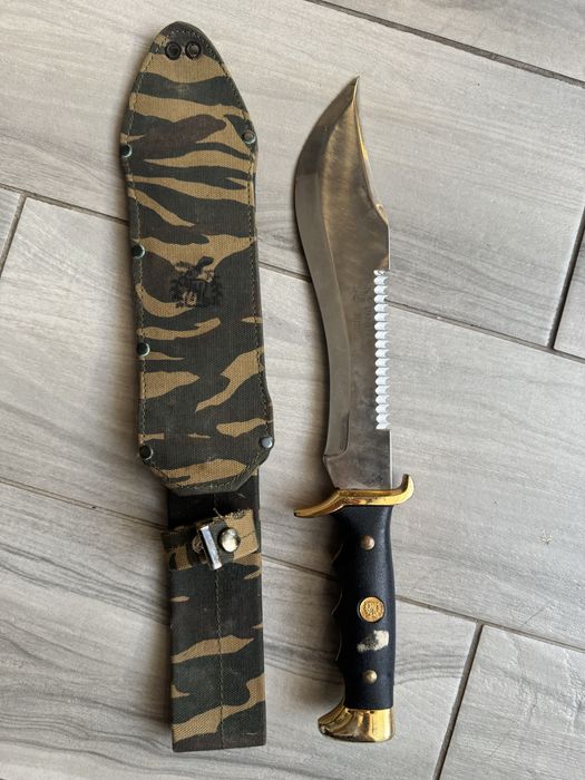 Cutit de vanatoare foarte frumos pentru colectionari