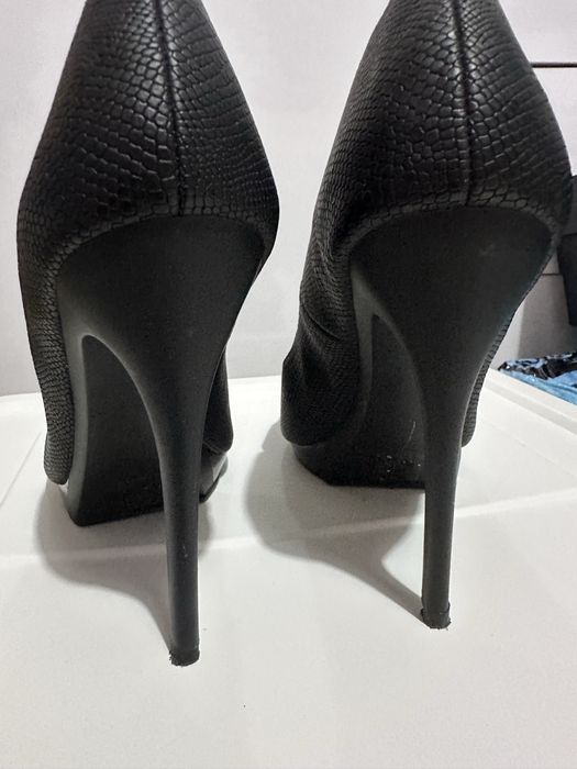 Дамски черни обувки на ток,40