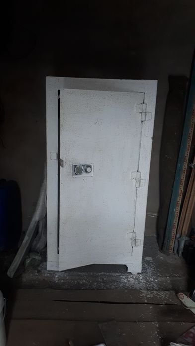 Железный сейф б/у .