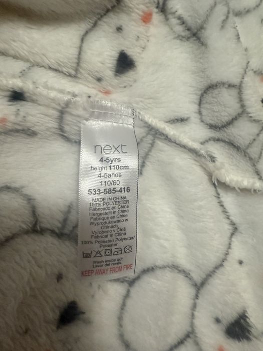 Халат для девочки в отличном состоянии.