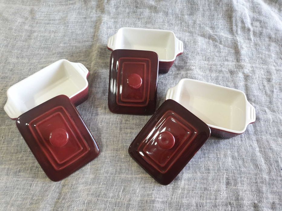 Шкафче за подправки с порцеланови чекмеджета и съдове за терин