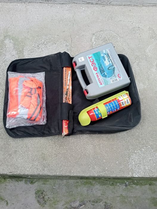 Аварииные знаки и аптечки.