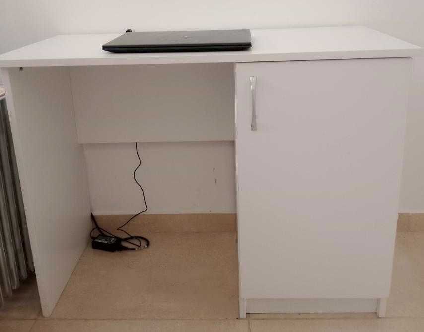 Бяло офис бюро с вратичка