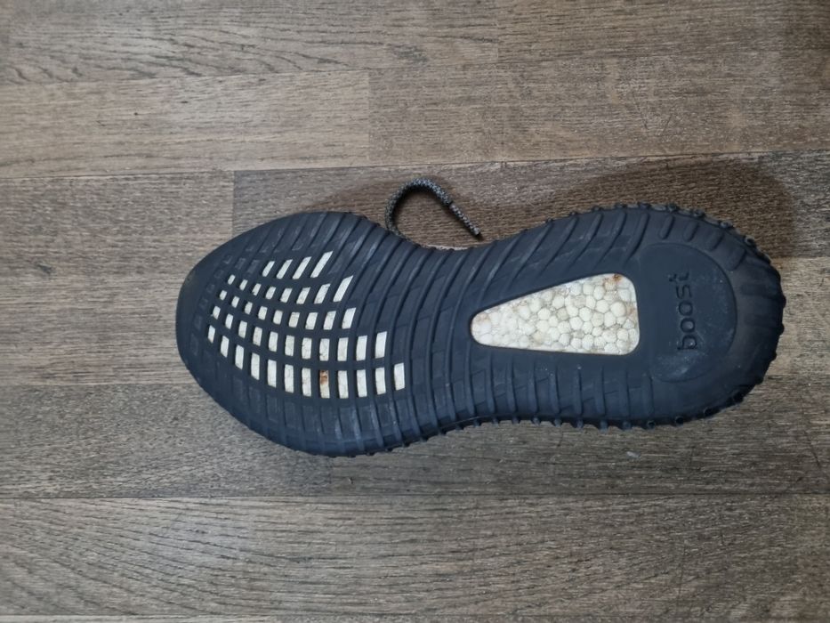 Vând Adidas Yeezy Boost 350 V2 Carbon Beluga
