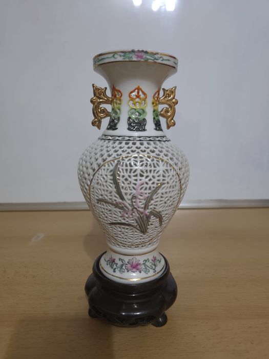Vaza chinezeasca din porțelan traforat