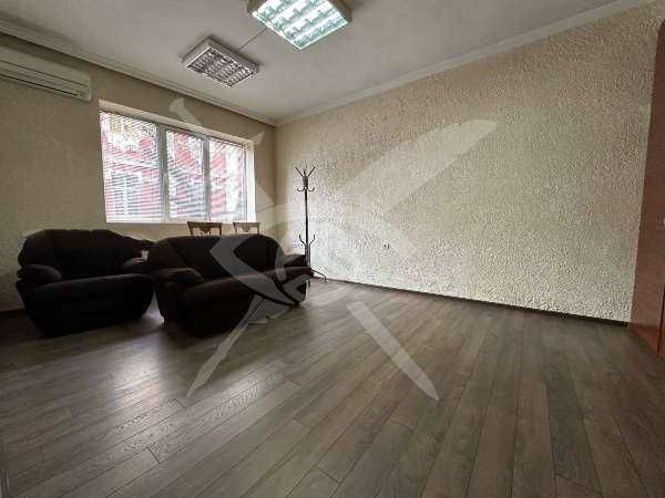 Дава се под наем Тристаен апартамент в Пловдив, Център - 65 кв.м за 548.25 € - Снимка #1