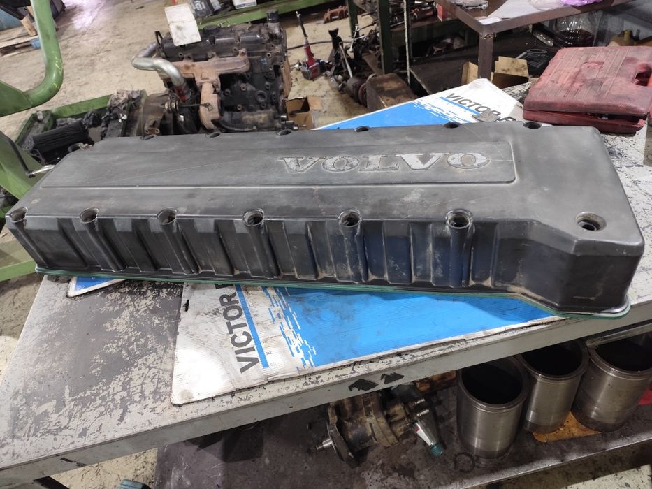 Крышка клапанов Volvo D12A