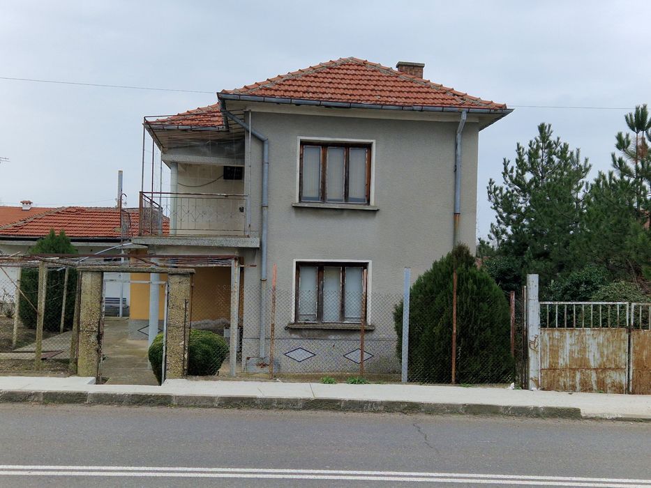 Двуетажна къща в село Средец