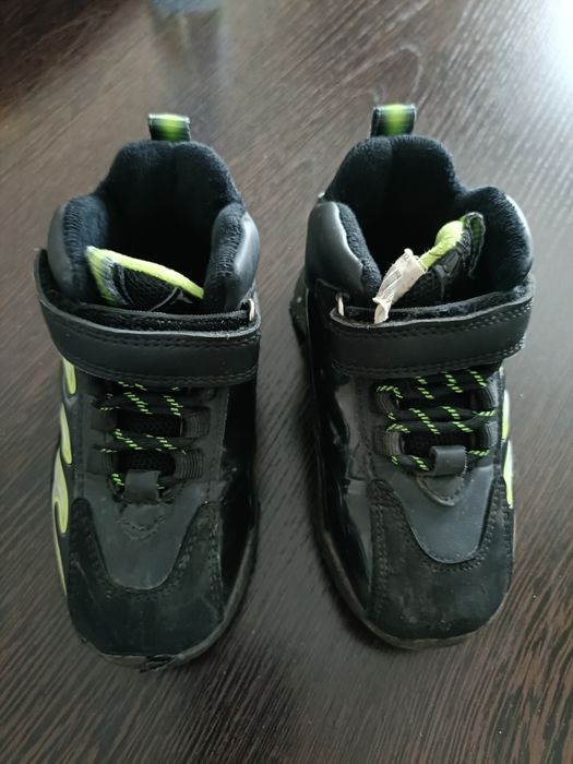 Продам кроссовки для мальчика