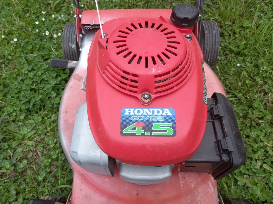 Продавам четиритактова самоходна косачка HONDA 4.5 к.с.