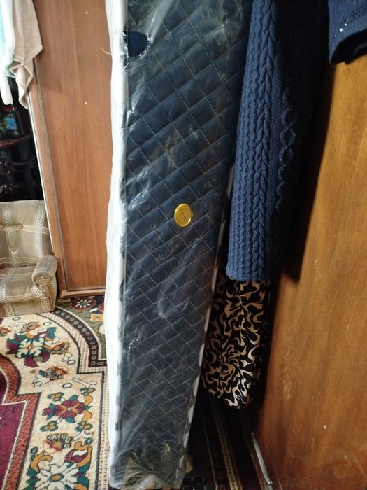 Matras yengide sarafani bor.