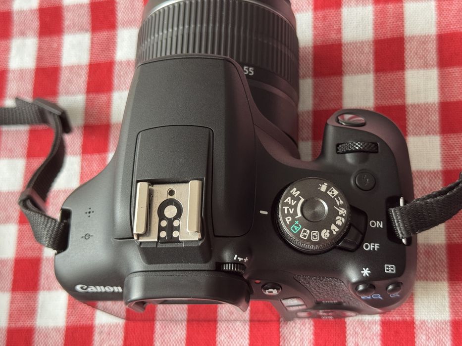 Фотоапарат Canon 2000D с обектив EF-S 18-55 |||