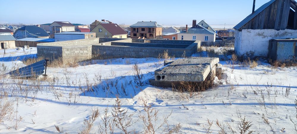 Участок с фундаментом