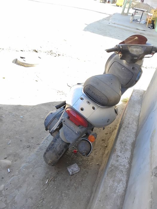 Vând scuter KYMCO de 50cc sau schimb cu alt scuter .