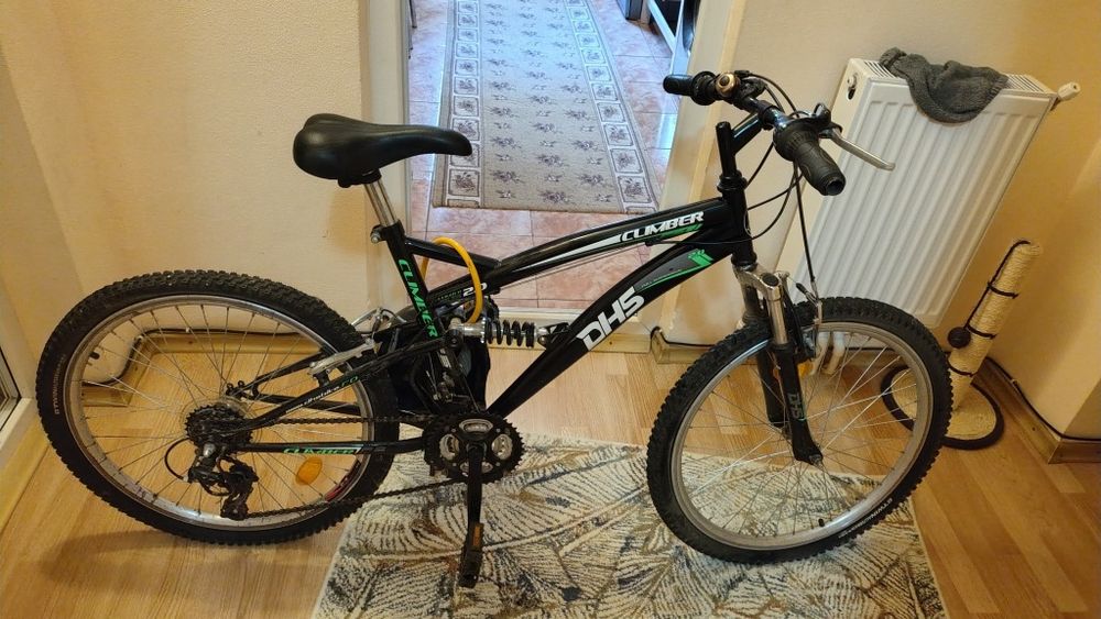 Vând bicicleta DHS folosita doar puțin arata foarte bine.Are in dotare și casca.