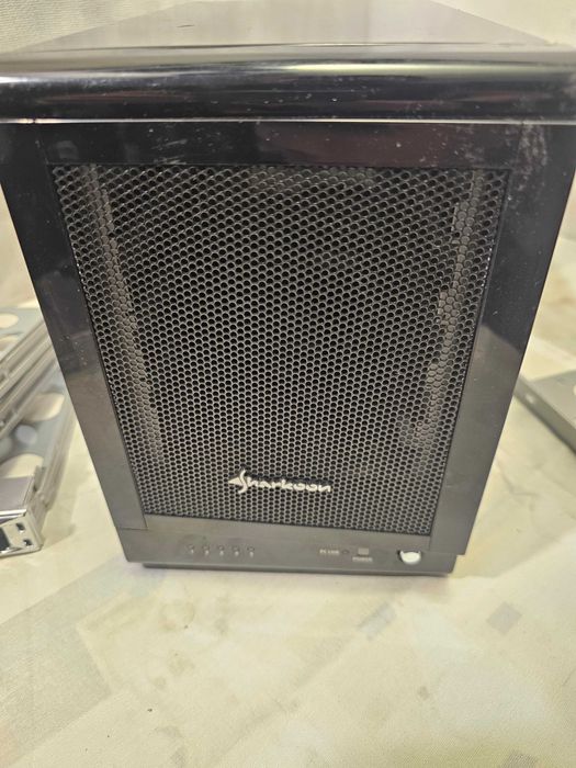 Statie RAID cu 5 bay-uri + stocare de 20 TB (5x4)