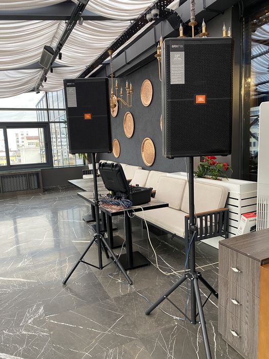 Поющий музыкант с аппаратурой