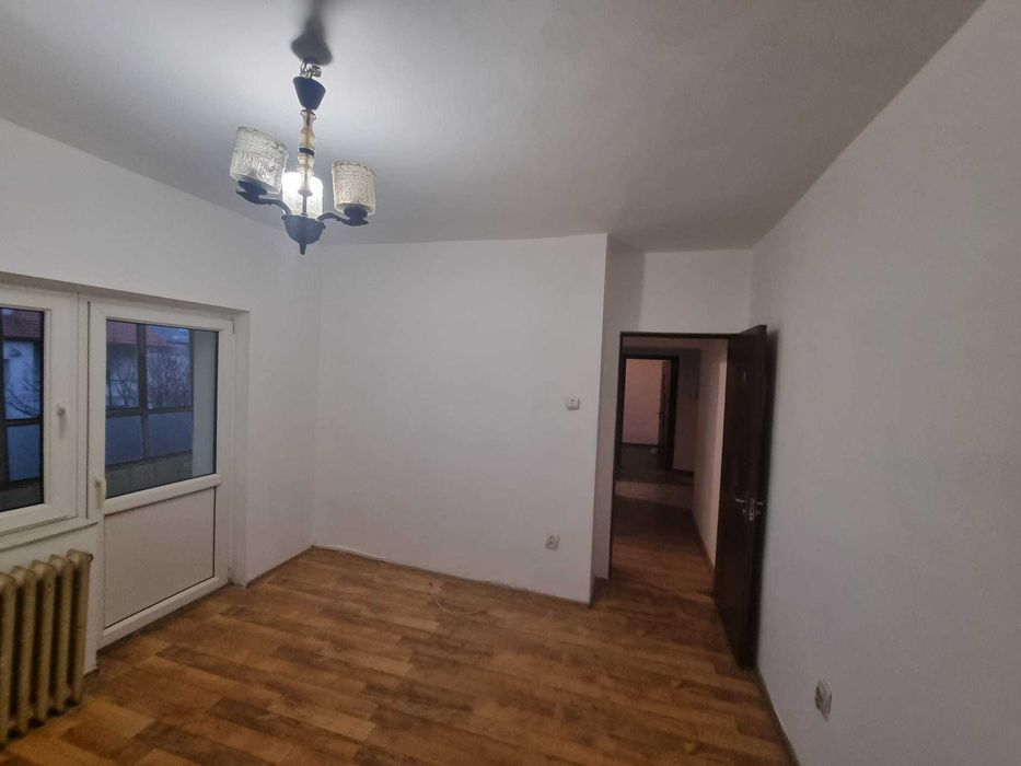 De vânzare apartament 3 camere, decomandat - Brădet