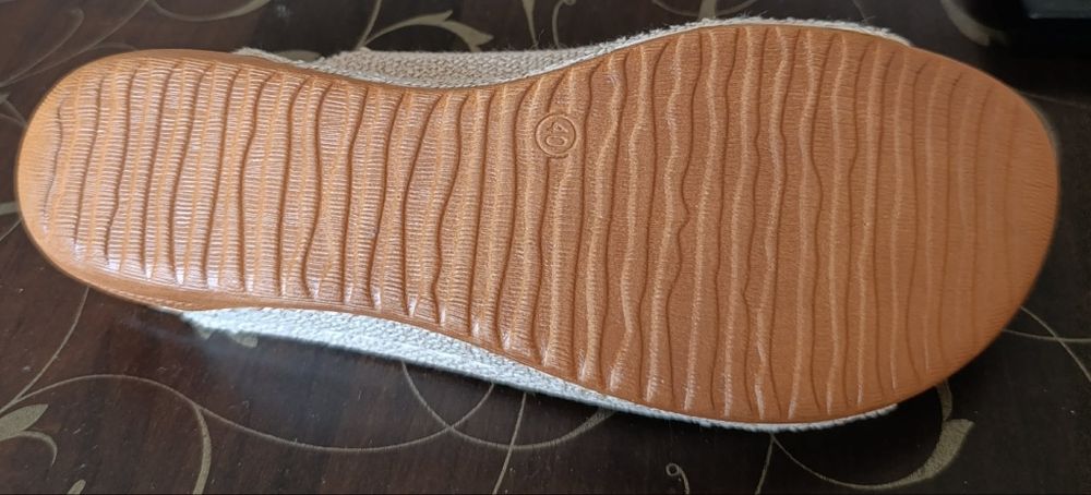 Дамски чехли 15 лева

Чехлите са нови, съвсем същите като на снимката.