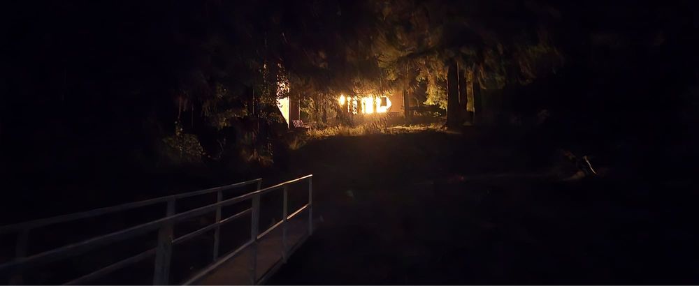 Teren Beliș cu iesire la lac + ponton+ căsuță mobilă+ curent electric