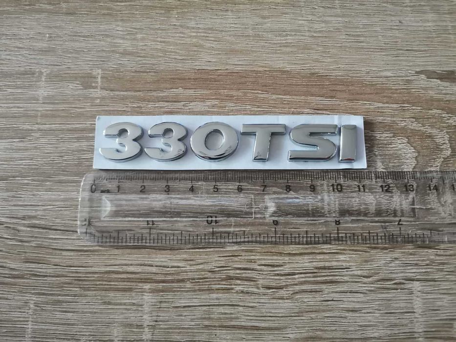 сребриста емблема Volkswagen 330 TSI