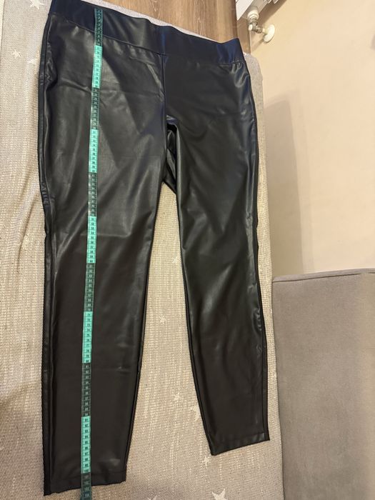 Ефектен дамски черен кожен клин