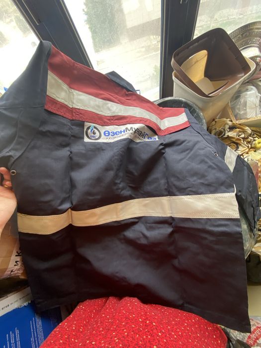 Мұнайшы киімдері бар