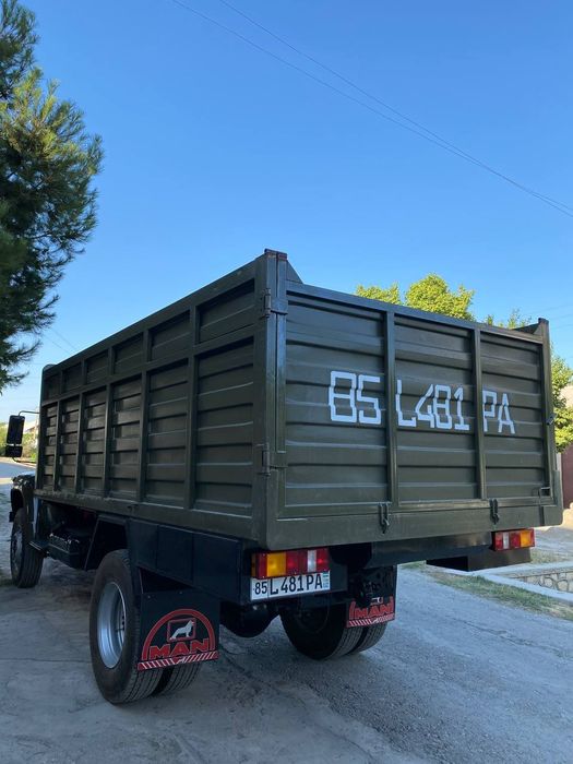 Zil 131 naxadi ishlab turgan moshin