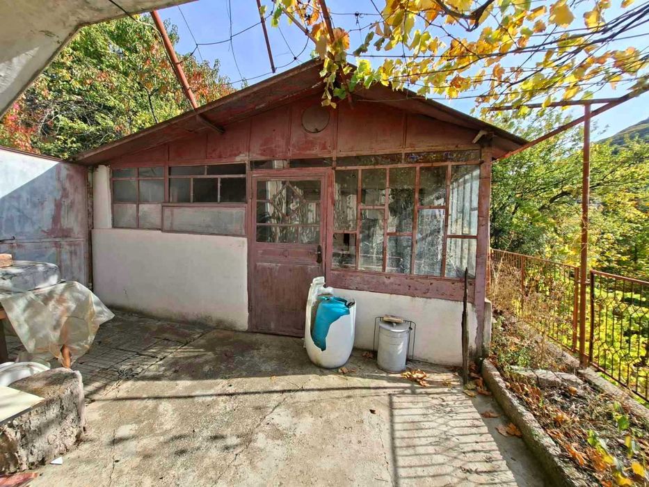Масивна вила и допълнителни постройки, Кованлъка, гр. Търговище