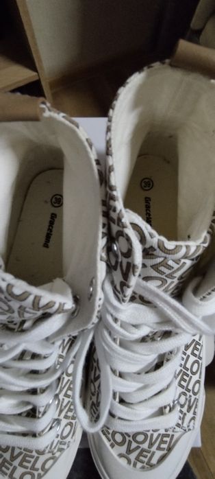 Високи кецове 39 номер.Нови.22лв.