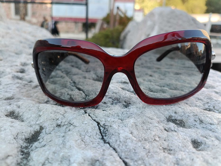 Bvlgari, серия  "Flower"  в цвят бордо. Дръжките са богато украсени с цветя, инкрустирани с розови кристали Swarovski