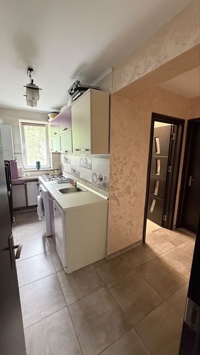 Dau spre inchiriere  in ONESTI apartanent situat in zona centrala , et 3 cu spatiu verde