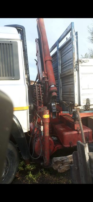 Vând camion  cu macara sau schimb