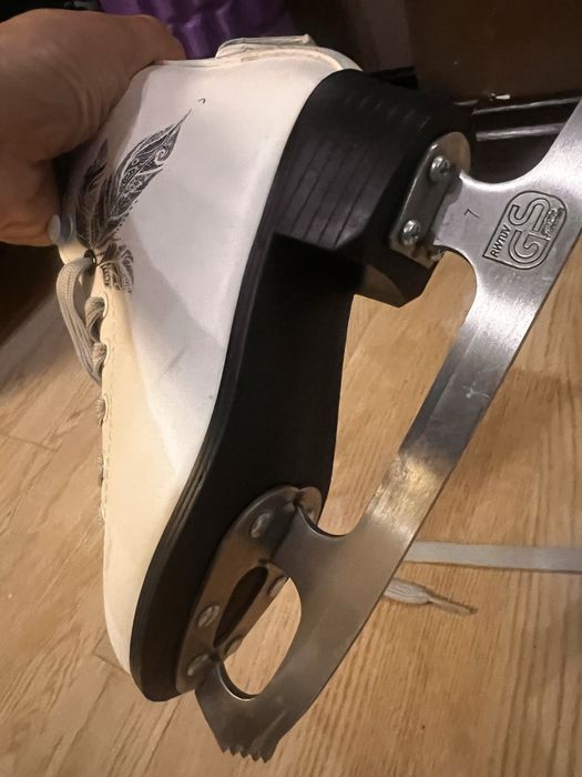 Продам коньки фигурные, 30 размер!